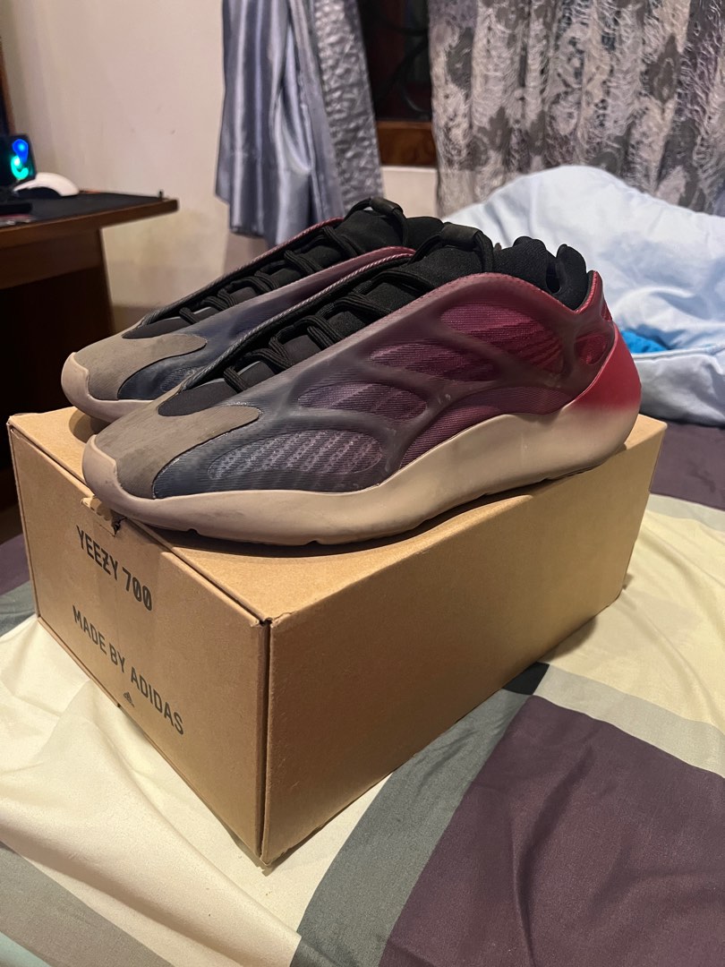 Adidas Yeezy 700 v3 Fade Carbon size 11.5/46, Fesyen Pria, Sepatu ,  Sneakers di Carousell
