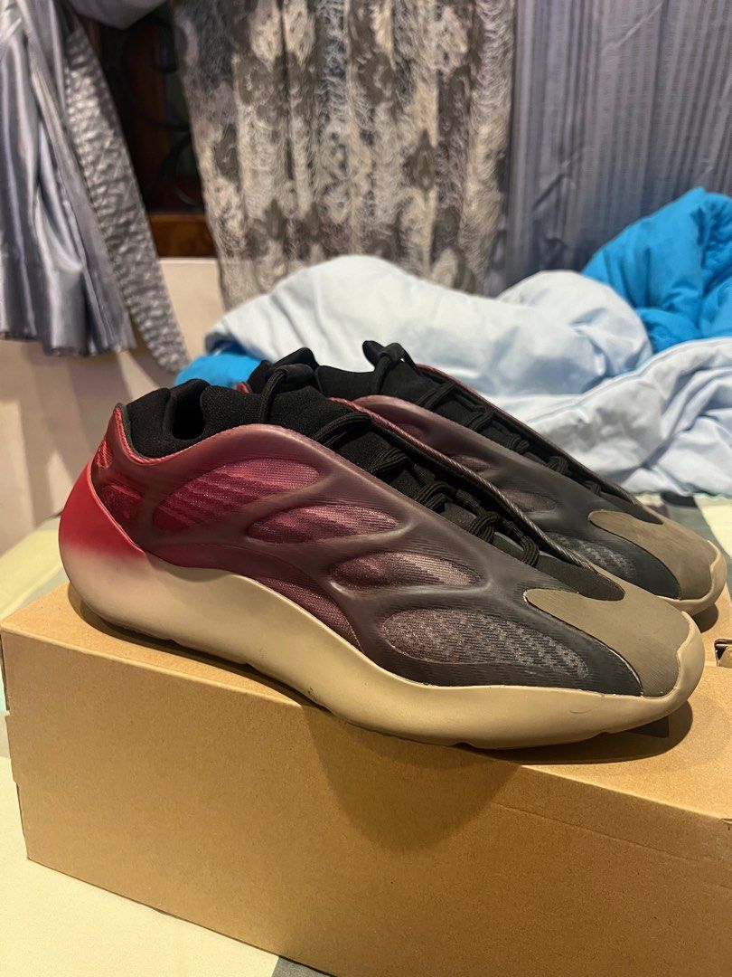 Adidas Yeezy 700 v3 Fade Carbon size 11.5/46, Fesyen Pria, Sepatu ,  Sneakers di Carousell