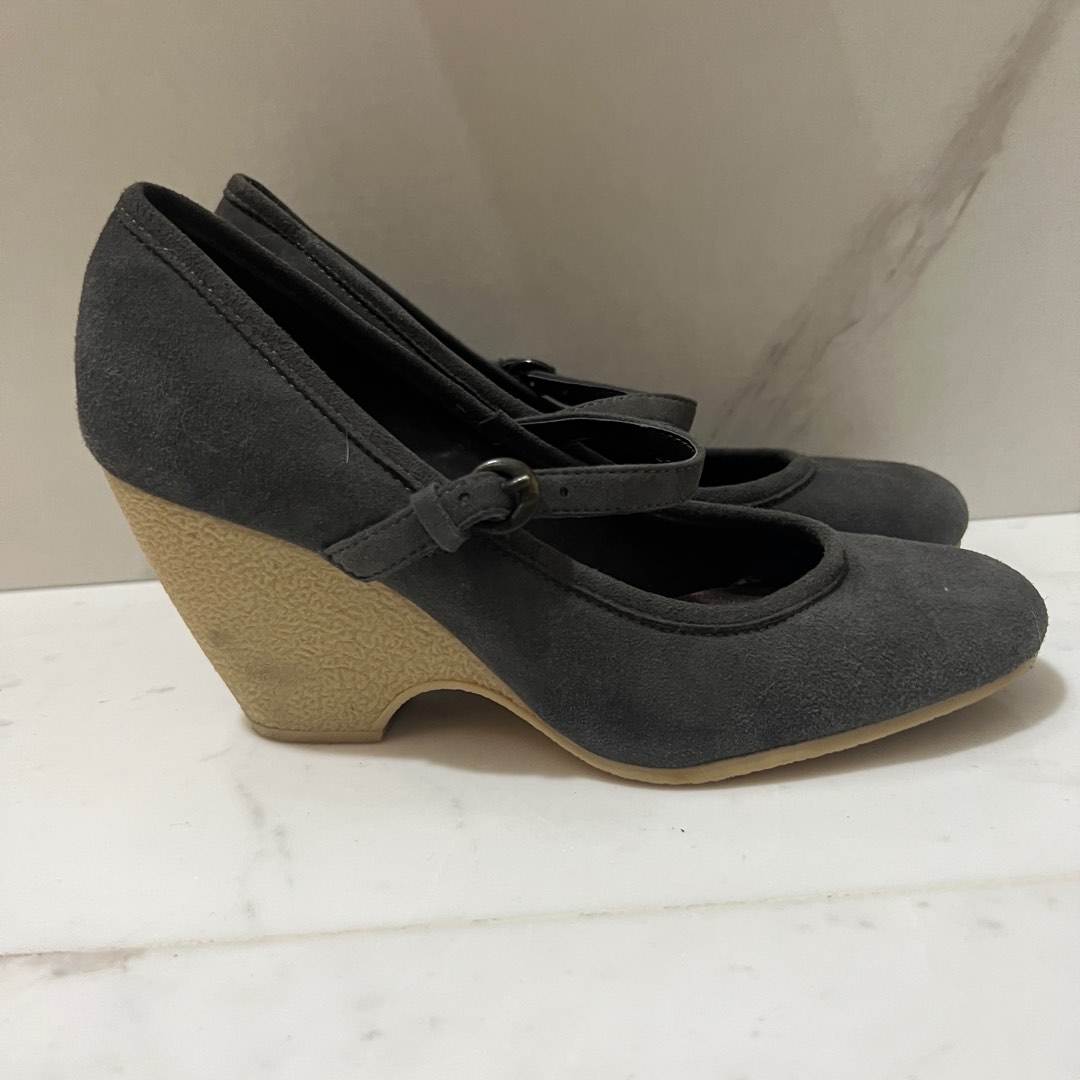 Aerosoles deals black wedges