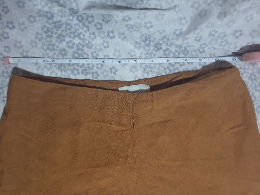 Araw Pants (Category: Other Bottoms) located in Davao. Submitted by anna.mata (Listing ID 1244463376, Image 2). Description: PLS READ! Brought from their sample sale. Selling low because of minor flaw. (1) Loose stitches at the front. Should be fixable (2) Minor pilling. Not noticeable when worn Material is linen blend. Pls. see photos for measurements. Selling cause I gained weight. No longer fits me na 🥲.