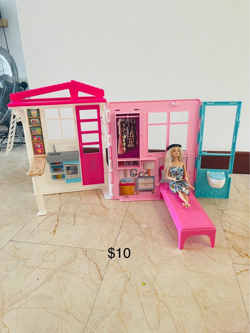 Barbie fold out house store