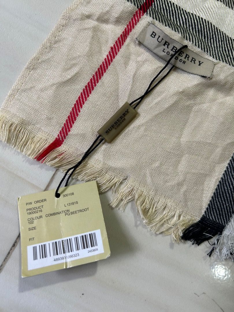 Burberry best sale scarf 19000216