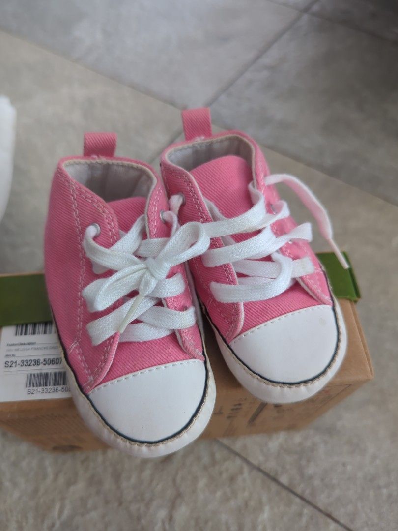 Newborn pink converse deals