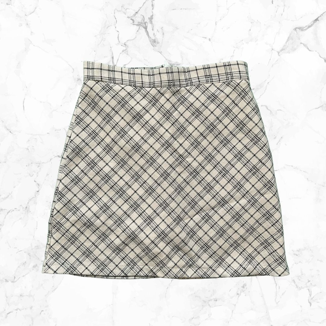 Cream Skirt (Category: Skirts) located in Quezon City. Submitted by aces_ (Listing ID 1244519646, Image 1). Description: Brand new and never used cream checkered skirt Double lined with chiffon shorts inside Best fits 24-27 waist .