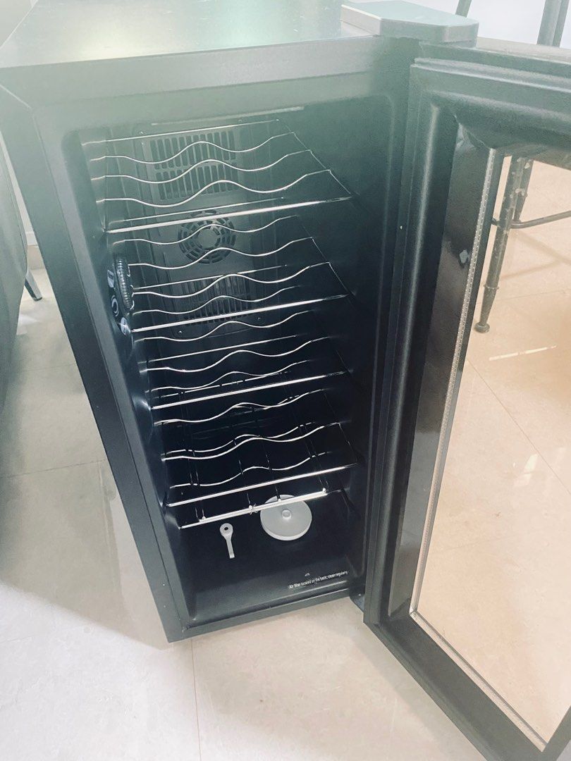 Farfalla wine chiller (12 bot), TV & Home Appliances, Kitchen