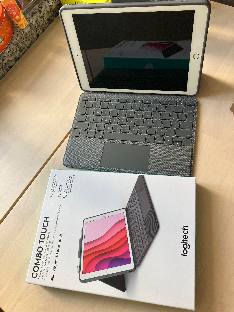 Logitech Combo Touch (適用於iPad 第7 / 8 / 9 代), 手提電話, 平板