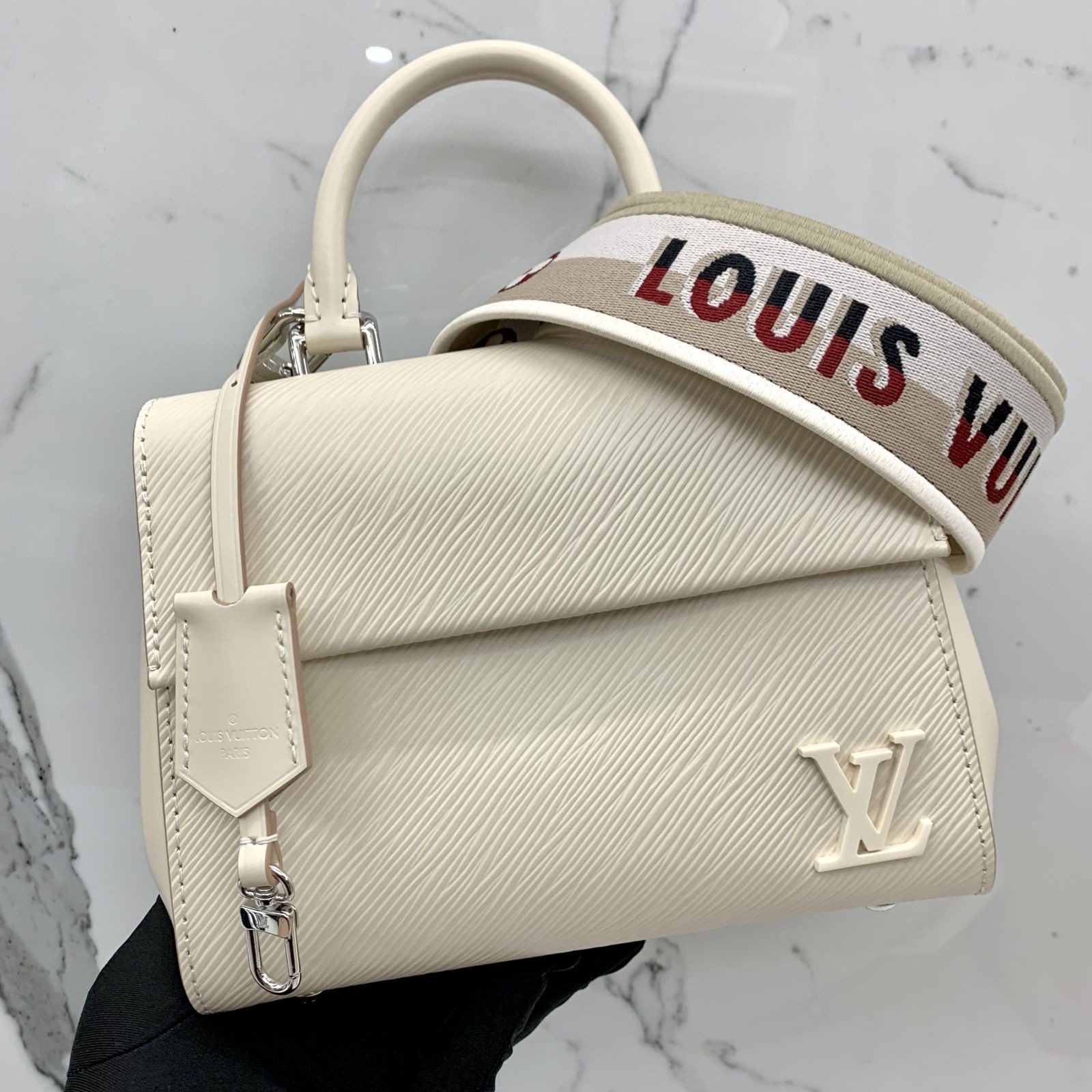 Louis Vuitton Cluny mini bag ✨ حجمها ميني والجلد يتحمل الكرف، في