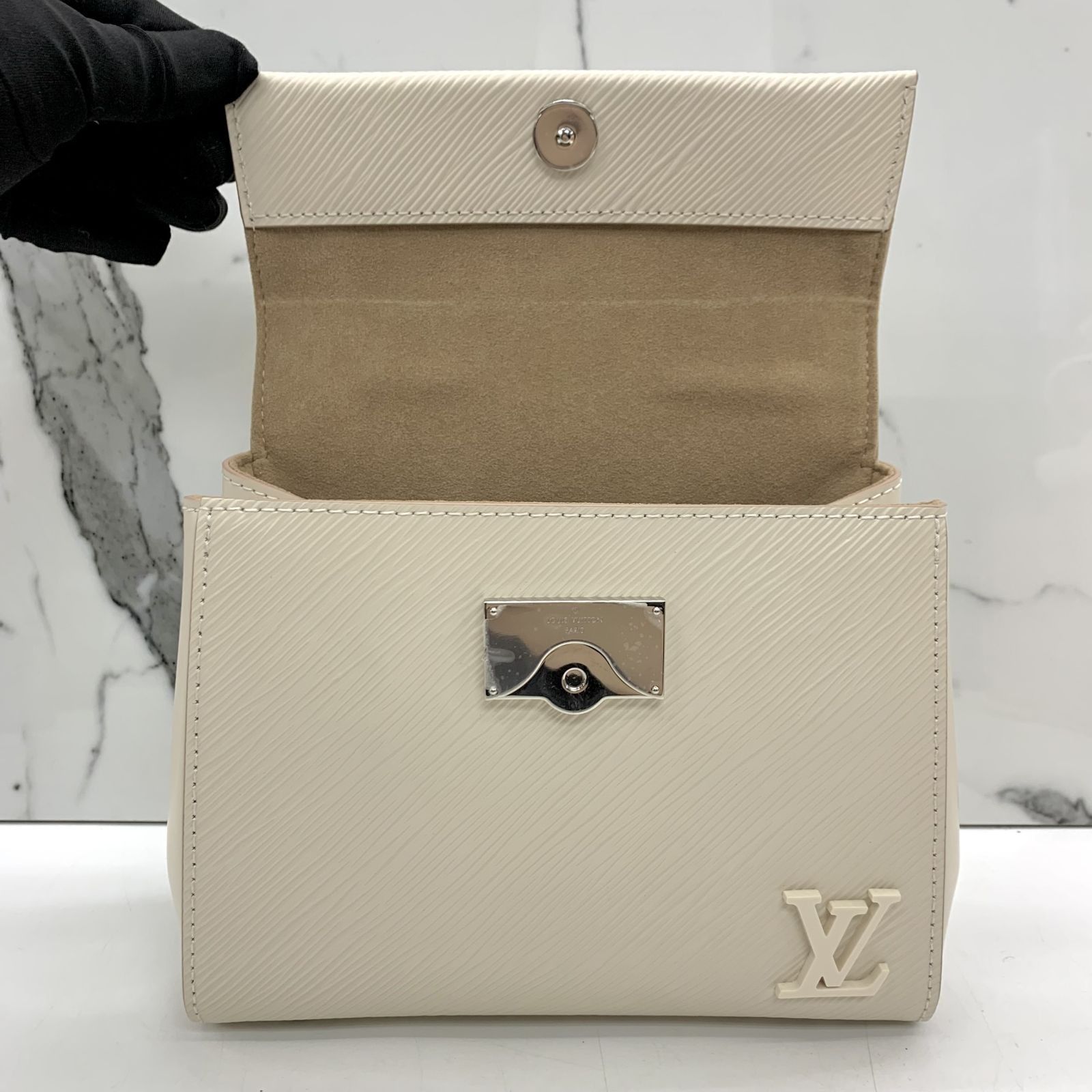 Louis Vuitton Cluny mini bag ✨ حجمها ميني والجلد يتحمل الكرف، في