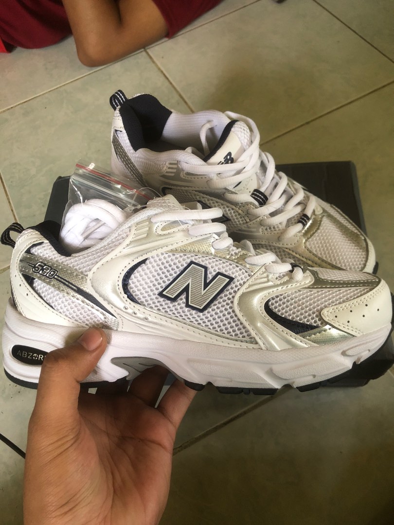 NB 530 White Silver, Fesyen Wanita, Sepatu di Carousell