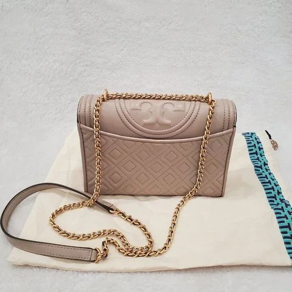 New Tory Burch Classic Bedrock Light Beige Color FLEMING CONVERTIBLE SHOULDER BAG For Women Come With Complete Set Suitable for Gift Size Large 27cm
