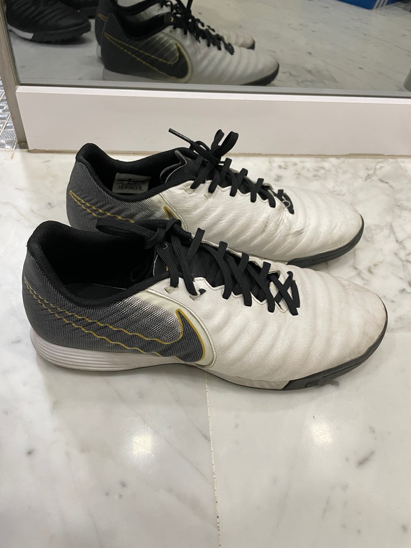 White nike futsal shoes best sale
