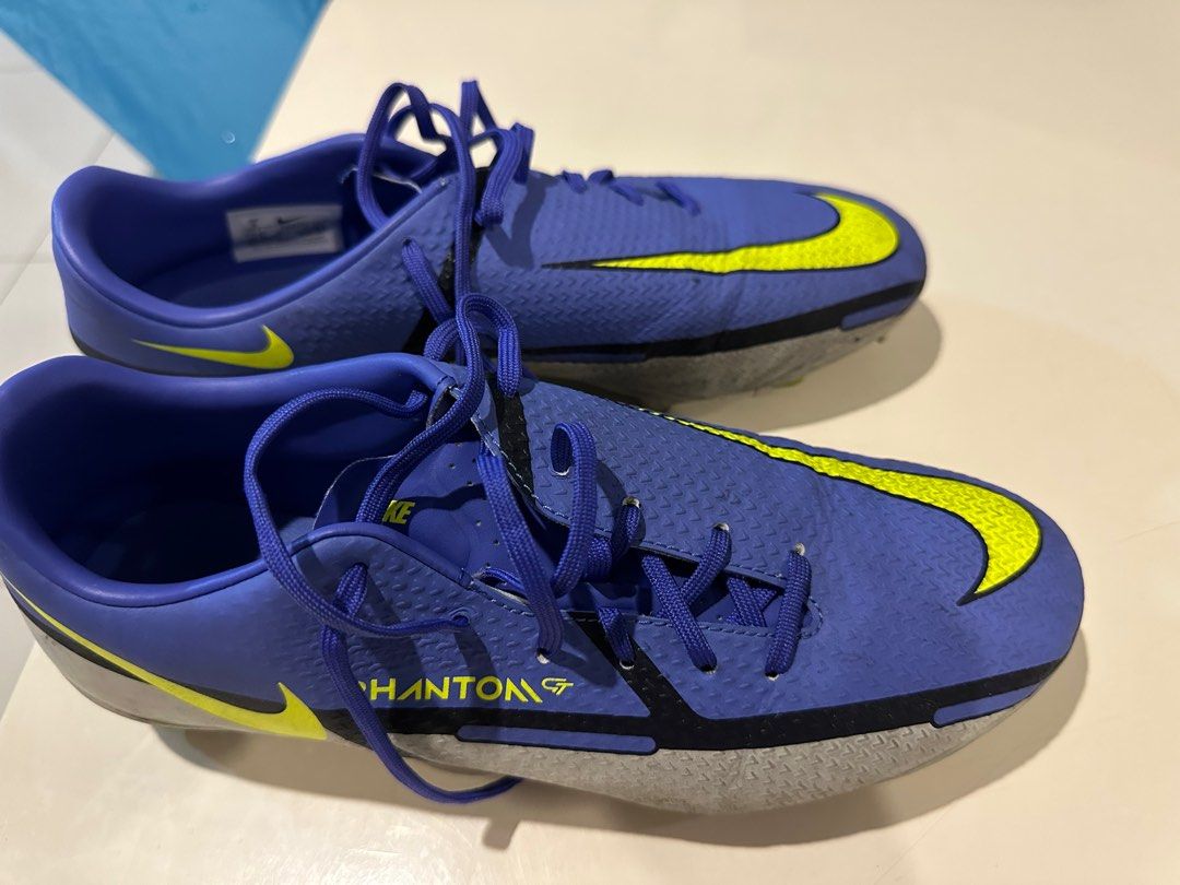 Nike Unisex Phantom GT2 Academy Multi Ground Soccer Cleat