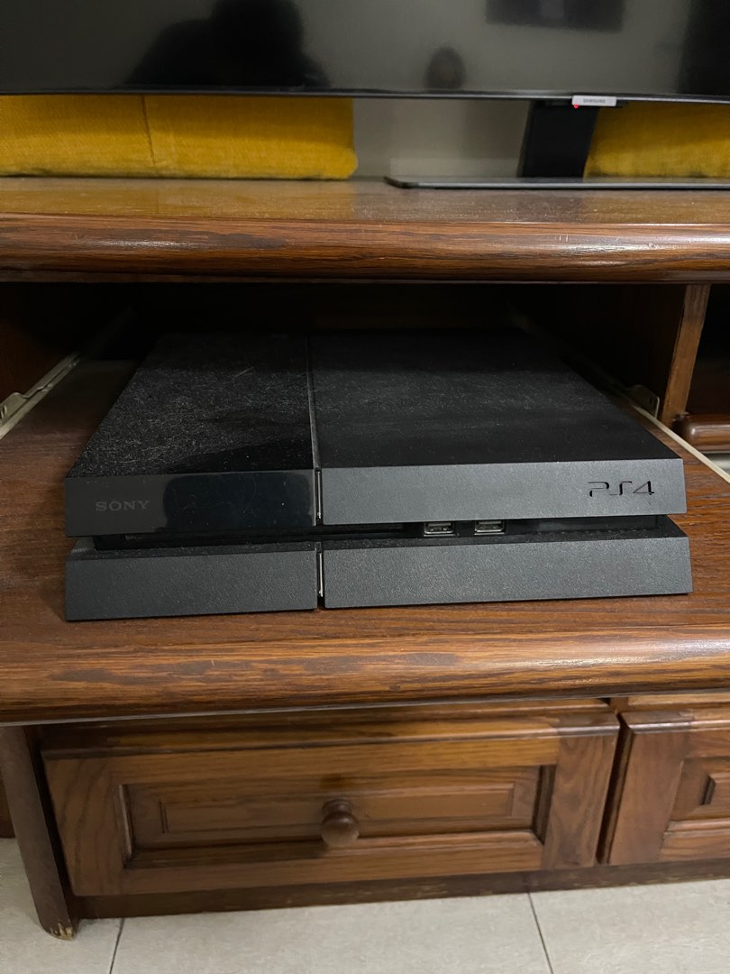 PlayStation 4 + 2 controllers + games , Video Gaming, Video Game