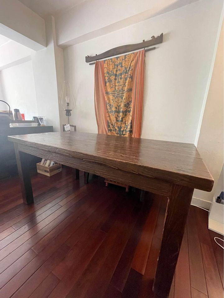 Solid wooden dining table （分類：桌子）位於 Hong Kong。 由 locogal 提交（商品編號 1244592984，圖片 1）。簡介： Preloved solid wooden dining table. Can seat 8 comfortably. Pickup from Lower Happy Valley There're stairs (total 9 steps) to reach the lift in my building。