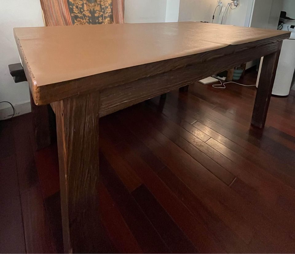 Solid wooden dining table （分類：桌子）位於 Hong Kong。 由 locogal 提交（商品編號 1244592984，圖片 2）。簡介： Preloved solid wooden dining table. Can seat 8 comfortably. Pickup from Lower Happy Valley There're stairs (total 9 steps) to reach the lift in my building。