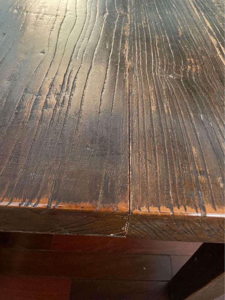 Solid wooden dining table （分類：桌子）位於 Hong Kong。 由 locogal 提交（商品編號 1244592984，圖片 3）。簡介： Preloved solid wooden dining table. Can seat 8 comfortably. Pickup from Lower Happy Valley There're stairs (total 9 steps) to reach the lift in my building。
