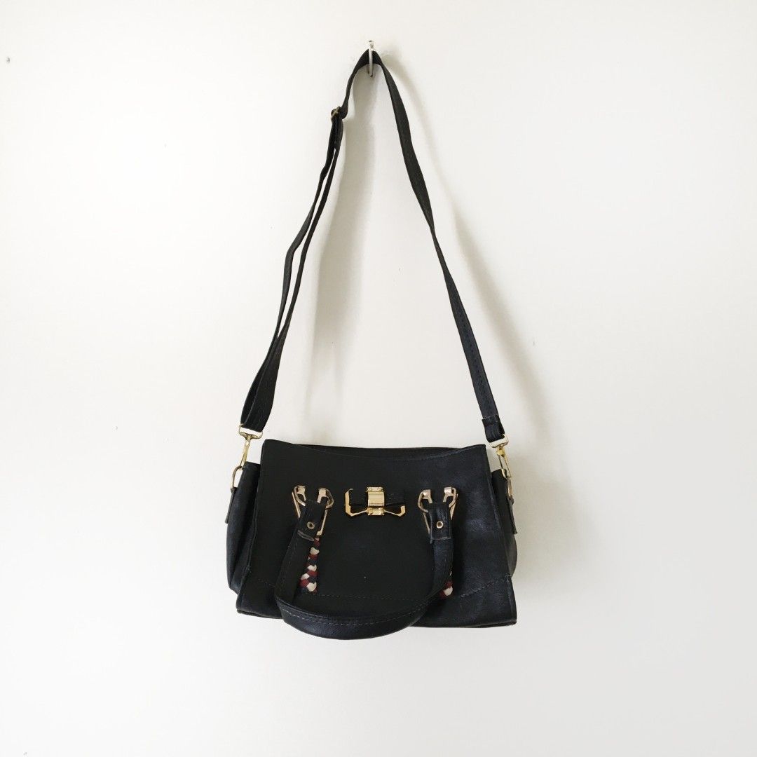 Tas Selempang Besar Muat Banyak on Carousell