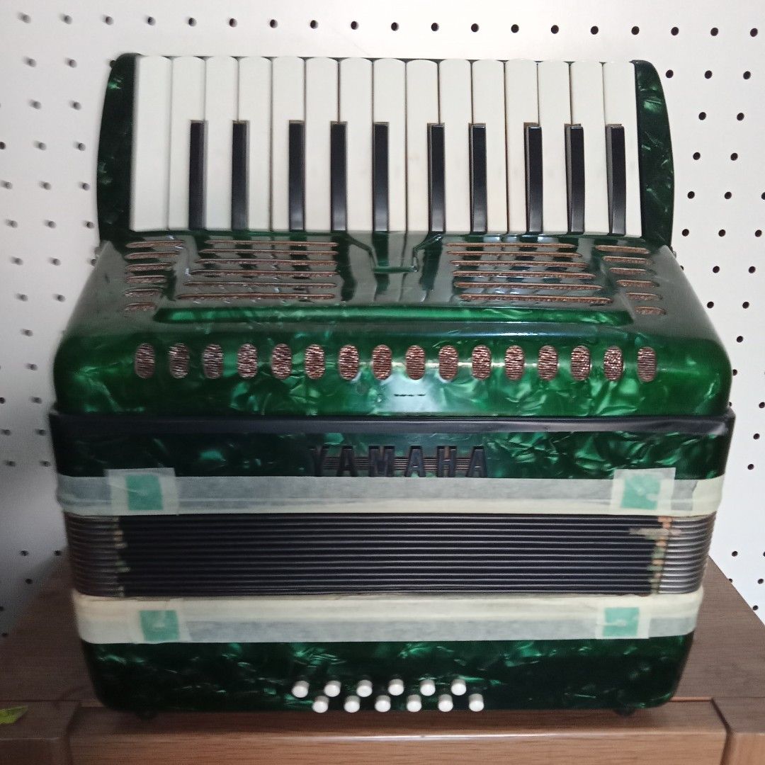 VIntage YAMAHA Accordion A-32B Keyboard Instrument with Case