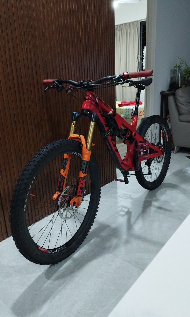 2019 Pivot Mach 5.5 M size enduro mountain bike