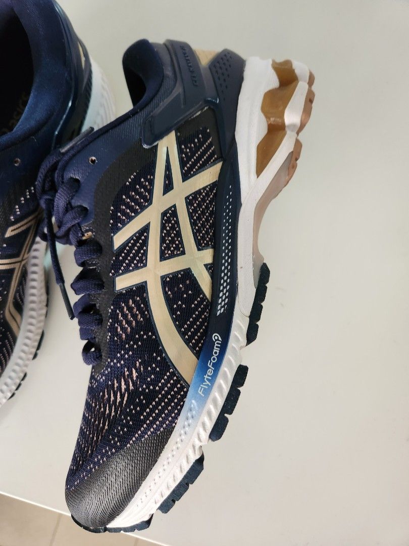 womens asics kayano 26