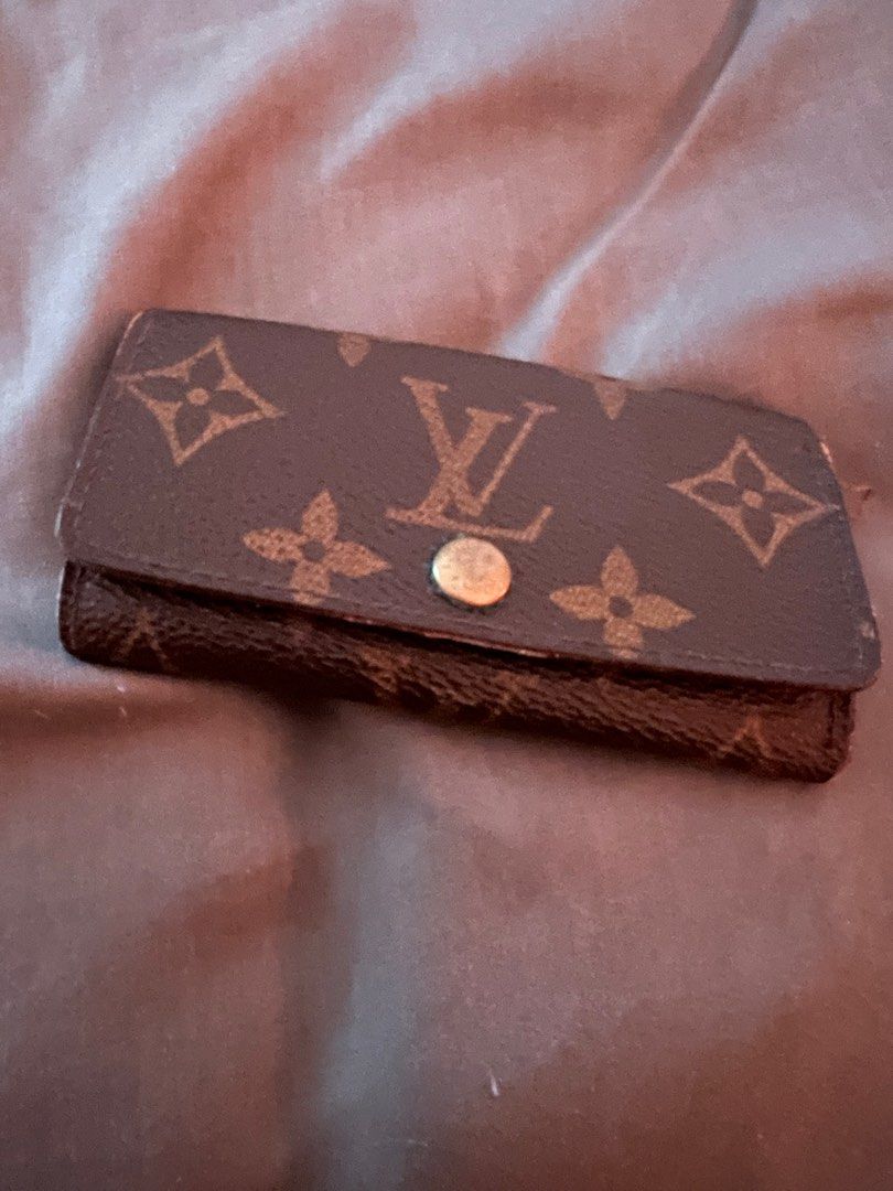 Authentic Louis Vuitton 4-Key Holder in 2023