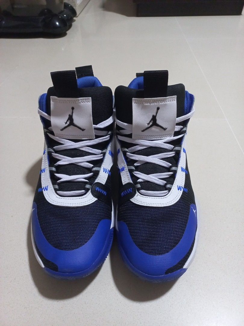 Basketball shoes