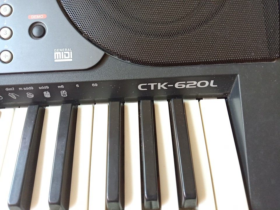 Casio piano keyboard with key lighting system with touch response