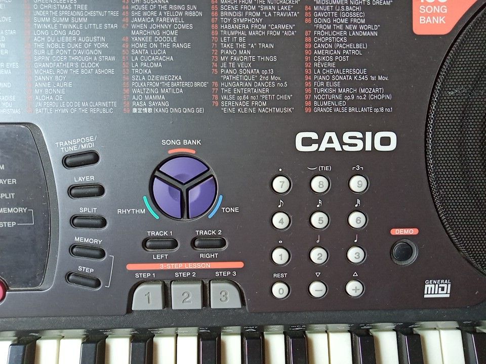 Casio piano keyboard with key lighting system with touch response. model ctk620l. all the keys