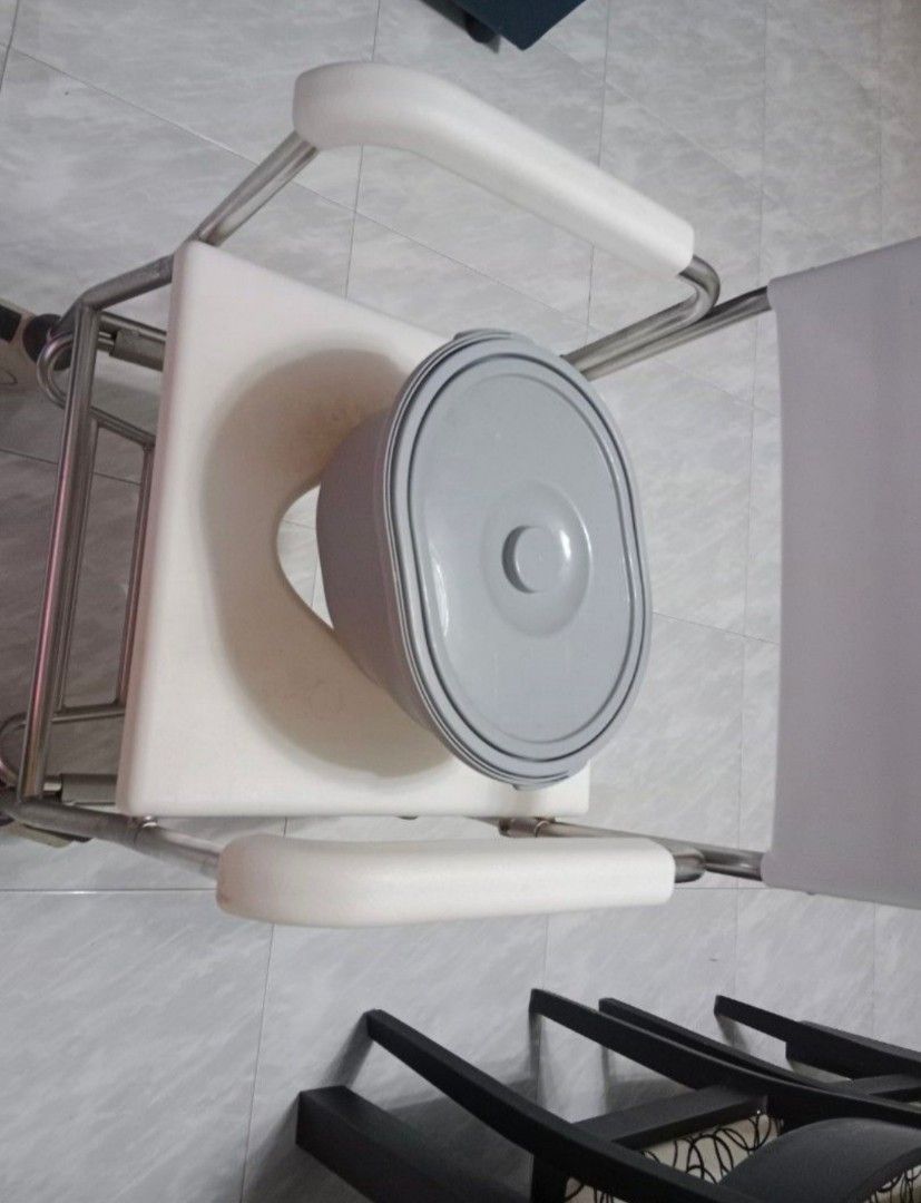 Commode (Category: Adult Incontinence) located in Singapore. Submitted by claynitu (Listing ID 1244818525, Image 3). Description: bought second hand from seller and lightly used for short term as user got better from hip injury. pick up on Sunday evenings only. S600205.