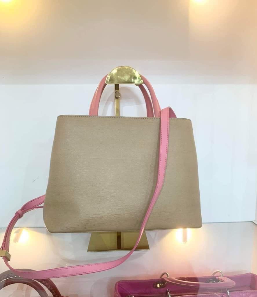 Fendi (Category: Luxury Bags & Wallets) located in Muntinlupa City. Submitted by tin09uy (Listing ID 1244803097, Image 3). Description: Fendi multicolore monster eye 2 preloved bag dm for faster transaction.