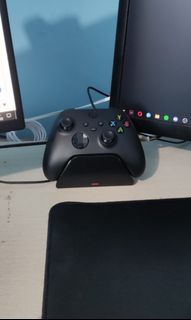 [FOR SALE (as bundle)]  Xbox Wireless Controller and Razer Universal Quick Charging Stand