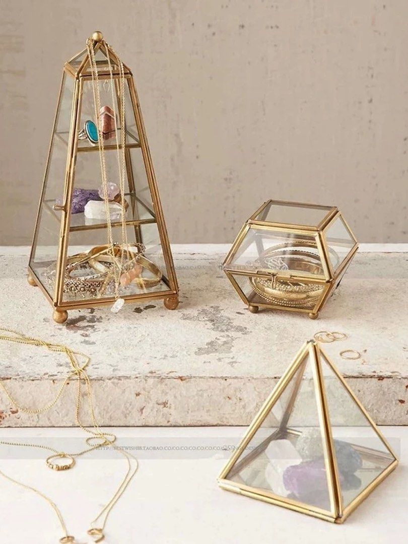 Pyramid jewelry clearance holder