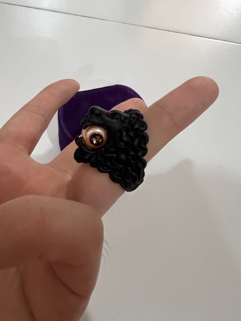 Gucci lion discount ring black