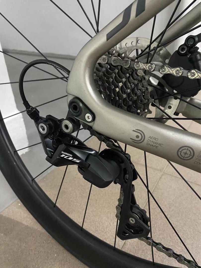 Java J Air Fuoco (Category: Bicycles) located in Singapore. Submitted by tooyes (Listing ID 1241509535, Image 7). Description: Java J Air fuoco (Road Bike) Shimano 105 Condition: like new Reason for sell: seldom use Size 51 (suitable for height 173-182cm) If you interesting just come to my place test riding. This’s all original Java J Air stock accessories. Except pedals. With Roval wheels sticker, Shimano SpdSL pedals, 2 Bottle cages, and front 