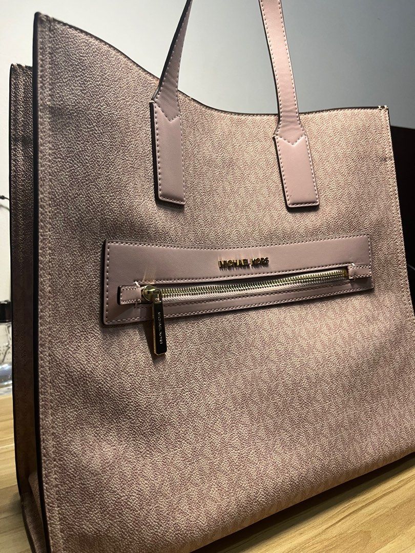 Michael Kors Kenly Large Graphic Logo Tote In Optic White, Women's Fashion,  Bags & Wallets, Tote Bags on Carousell