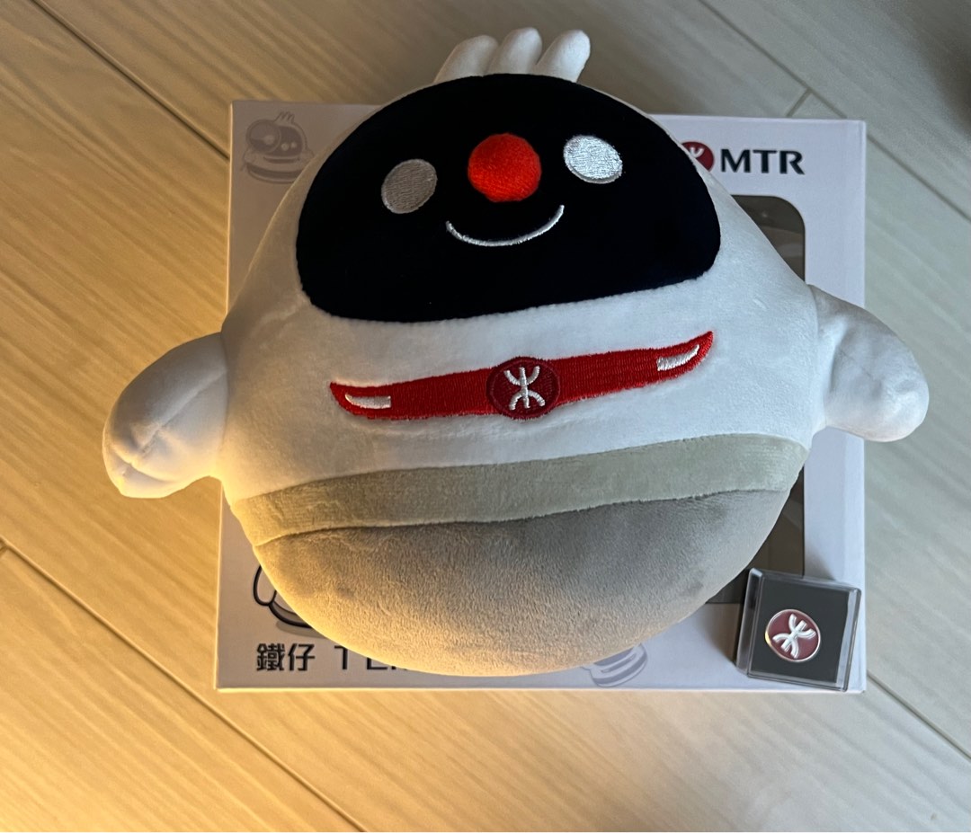 MTR 港鐵 鐵仔 公仔 同 港鐵襟章 磁貼, 興趣及遊戲, 玩具 & 遊戲類 - Carousell