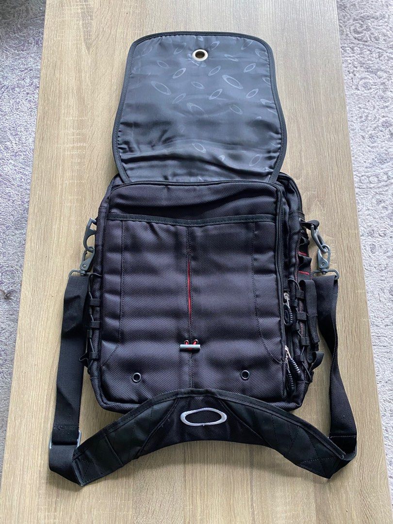 Oakley laptop deals messenger bag