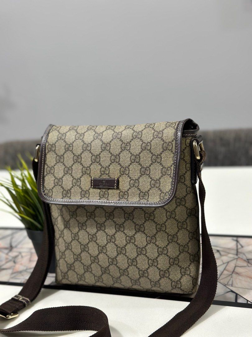 Gucci supreme hotsell sling backpack