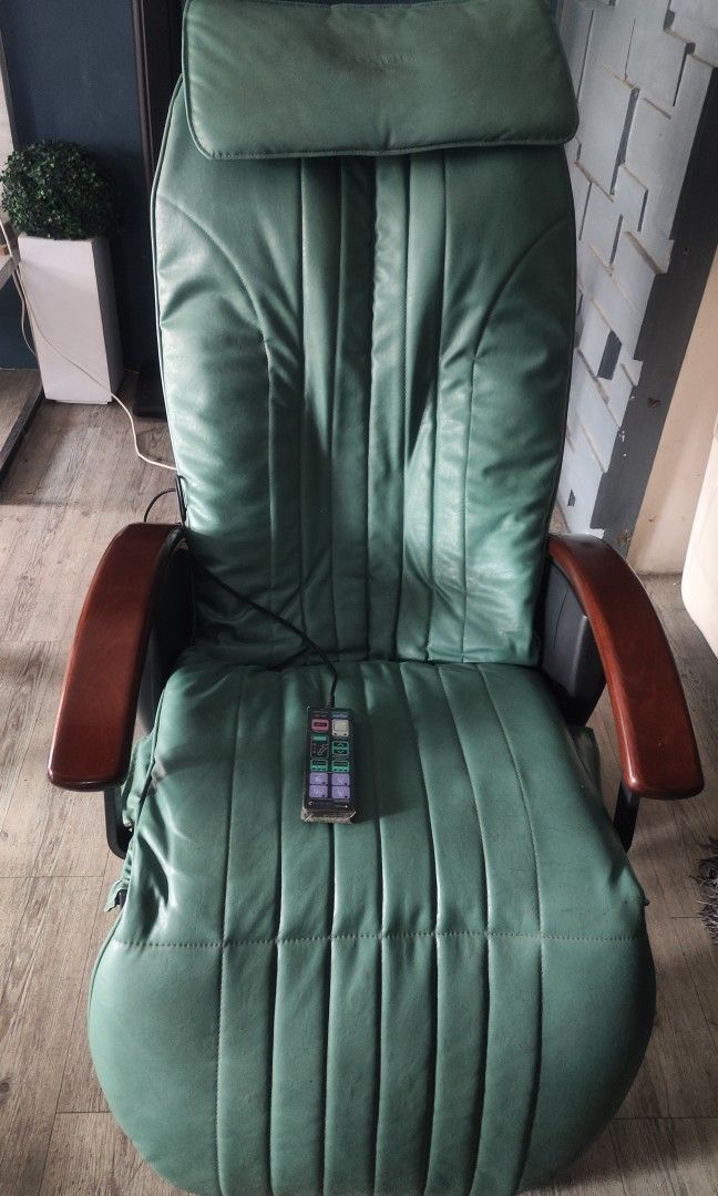 Osim Leisure 2 Massage Chair (Category: Massage Devices) located in Paranaque City. Submitted by jmigz8 (Listing ID 1244656677, Image 1). Description: Used for only for a little while. Then kept it at storage. Works well and is one of the top brands. Osim has a warehouse that is still operating and customer service said this model is built like a tank..