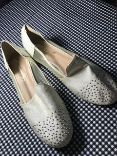 Preloved Louis Feraud Flat Shoes, Women's Fashion, Footwear, Flats & Sandals  on Carousell