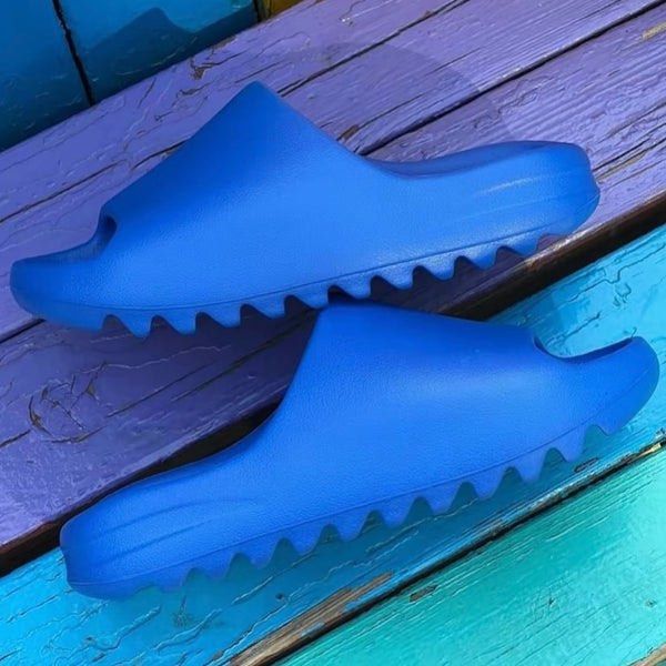 SELLING] US9/UK9 AZURE YEEZY SLIDE, Men's Fashion, Footwear, Flipflops and  Slides on Carousell