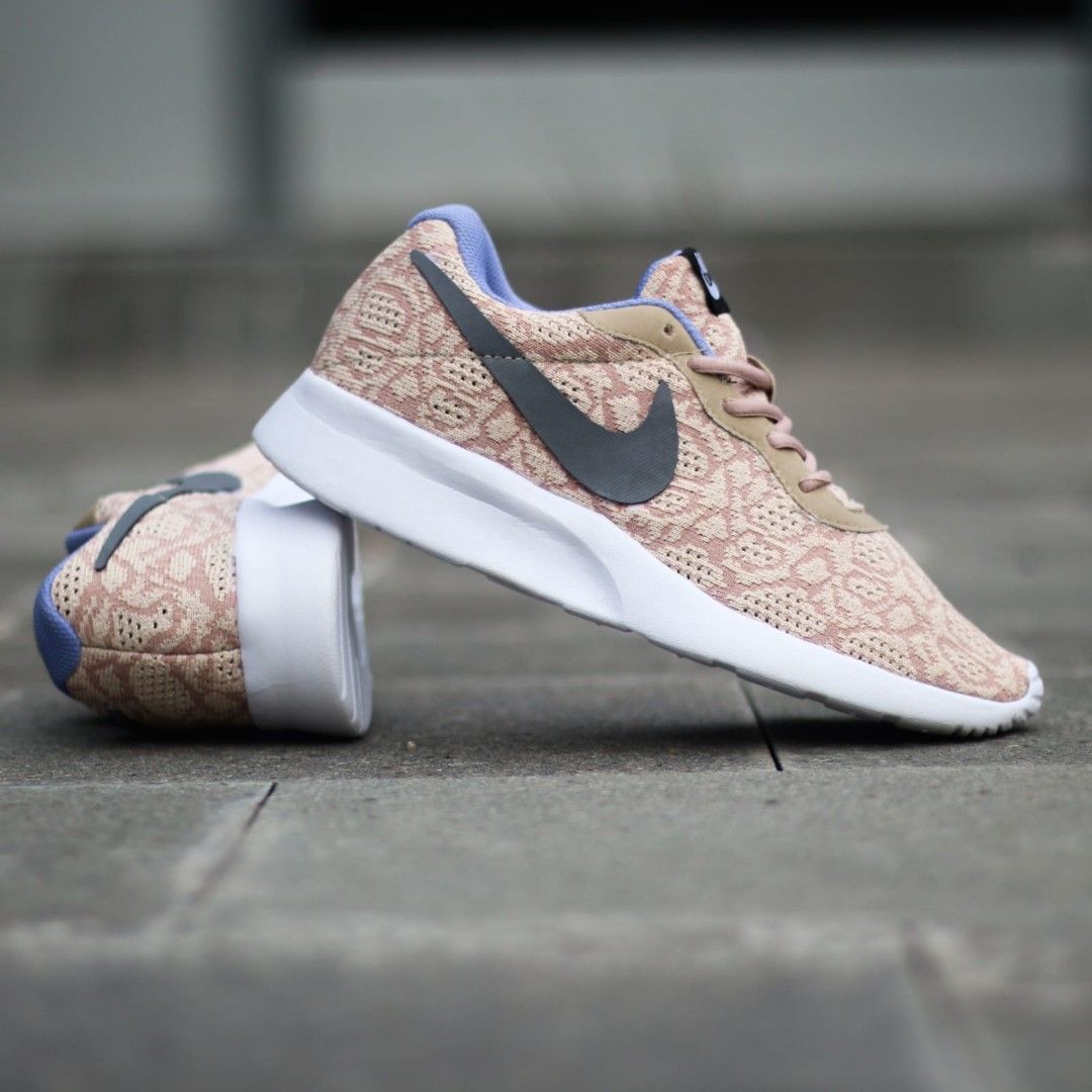 Nike tanjun peach top