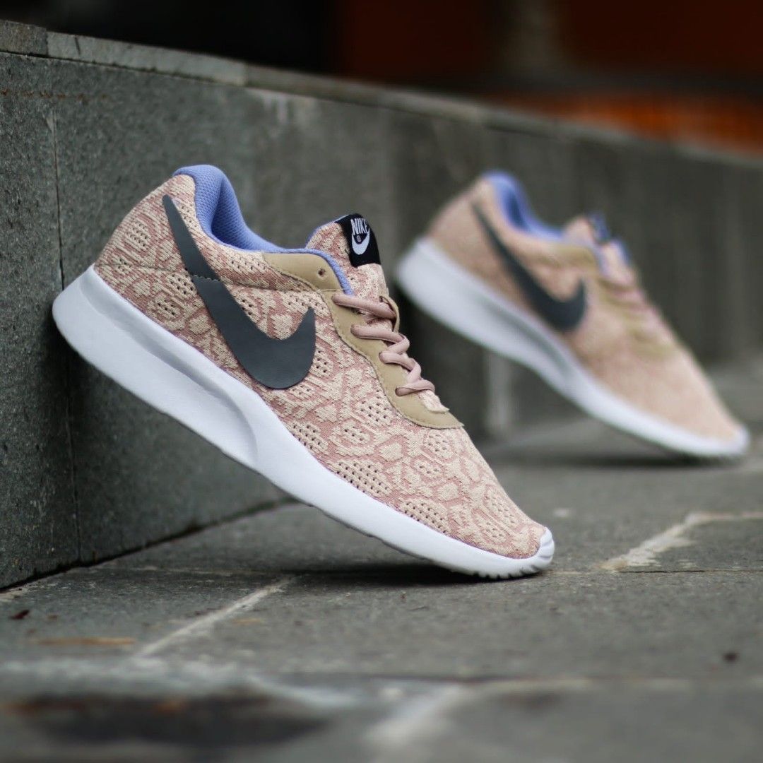 Sepatu Running Nike Tanjun Peach Motif Swosh Grey Original