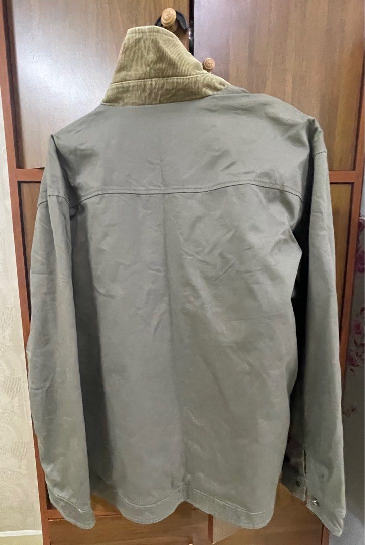 Thick Jacket (Category: Coats, Jackets and Outerwear) located in Kajang. Submitted by srvellu (Listing ID 1244733846, Image 2). Description: Colour : Khaki Type : Men’s Jacket Size : Free Size *with Exxonmobil logo at the bottom.