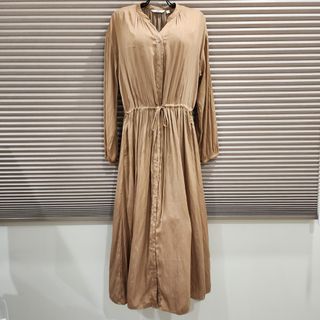 [40/L] 日本品牌Uniqlo卡其色緞面抽繩腰身長洋裝外搭罩衫