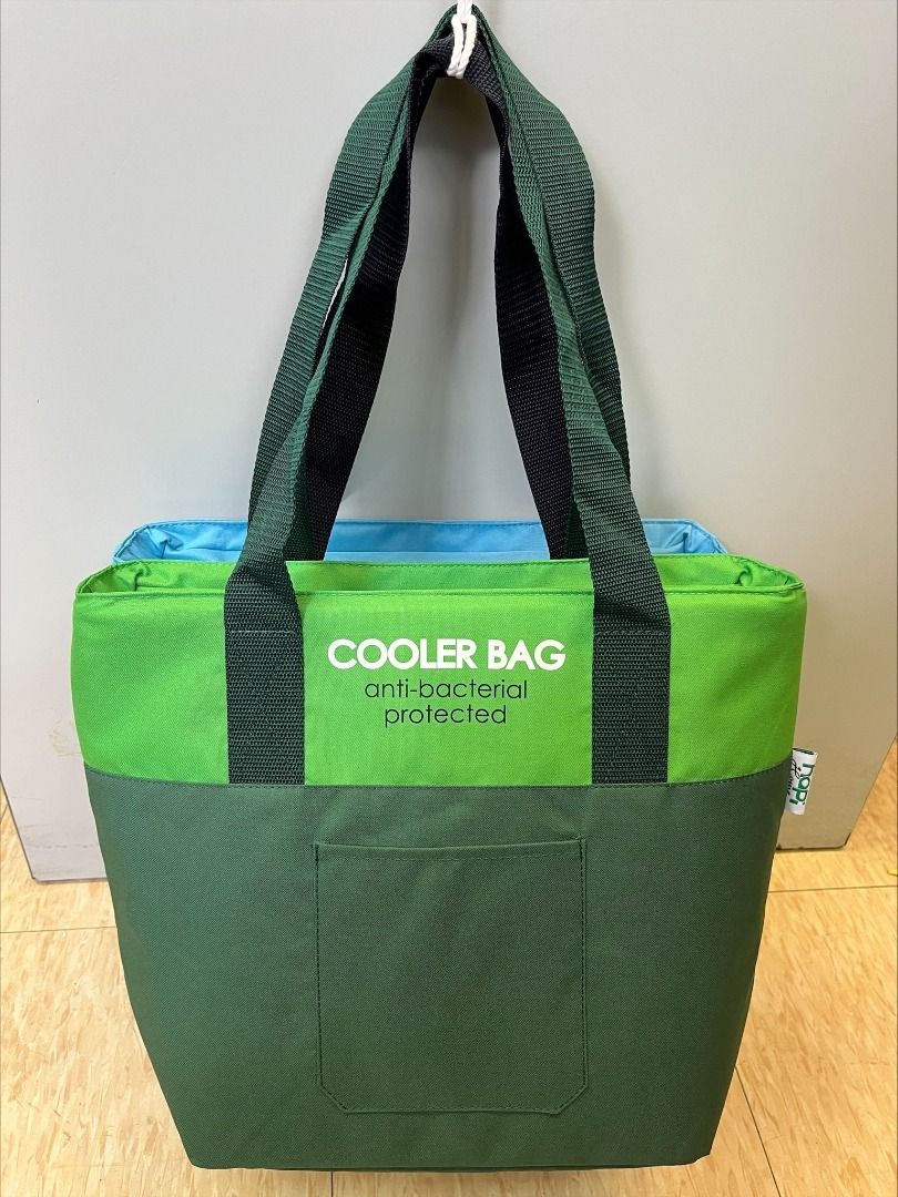 森林綠_抗菌保溫冰袋 Anti-Bacterial Insulated Cooler Bag （分類：多用途袋）位於 Hong Kong。 由 enochope_co_ltd 提交（商品編號 1178159968，圖片 4）。簡介： 推廣特價：$138/1個 節日限定：$99/1個 批發優惠：$78/1個 (原價：$168) #抗菌保溫袋 Anti-Bacterial Cooler Bag . 天氣愈來愈炎熱，購買食物或外賣極需要適當的保溫袋來保存食物的溫度。 . 使用抗菌保溫袋，不但保存食物的溫度，而且有效抑制細菌滋長 使用一個有效抗菌功能的保溫袋是對於一家人的健康是很重的 . 自備環保購物袋，支持環保愛護地球，大家都學識咗又開始習慣啦~ 自備抗菌保溫袋，同樣都是支持環保，外賣或購物都減少即棄膠袋。 . 藍綠兩個顏色是選用自然環境 ＃海洋(藍) ＃森林(綠) 藉此提醒我們，地球上的溫度與海洋和森林是息息相關的，我們都有責任的保護地球資源。 同樣提醒我們，食物中的溫度與家人的健康是息息相