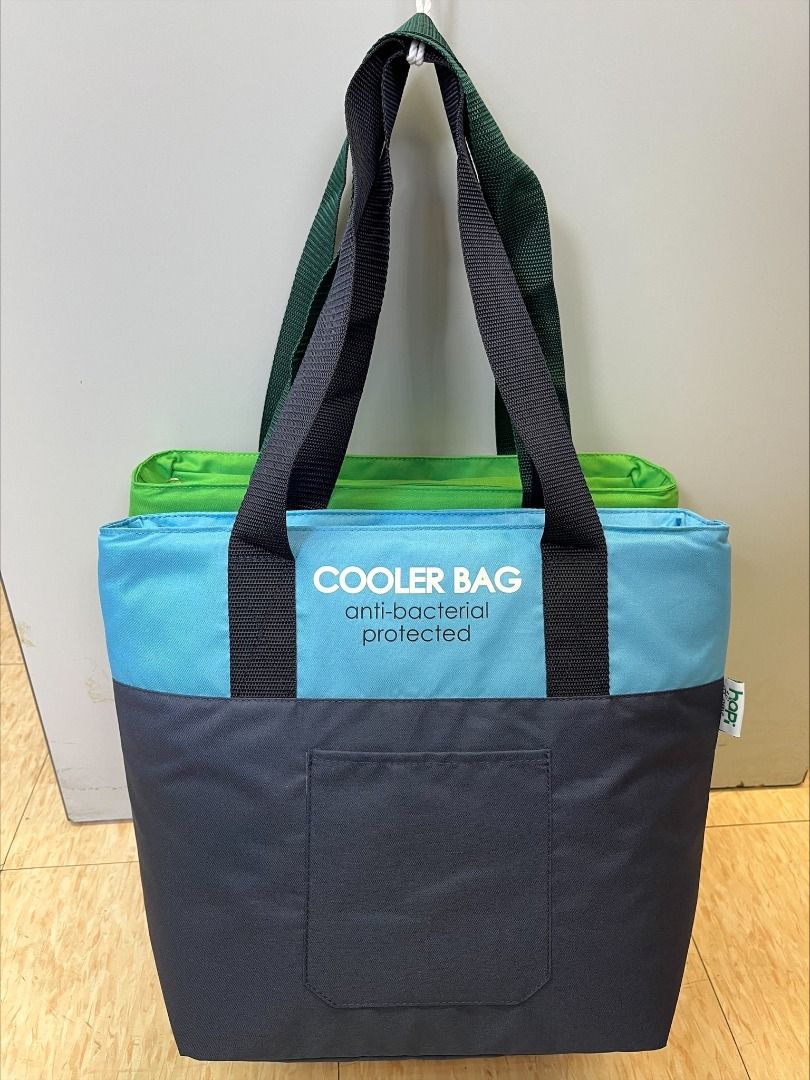 海洋藍_抗菌保溫冰袋 Anti-Bacterial Insulated Cooler Bag （分類：多用途袋）位於 Hong Kong。 由 enochope_co_ltd 提交（商品編號 1178161104，圖片 4）。簡介： 推廣特價：$138/1個 節日限定：$99/1個 批發優惠：$78/1個 (原價：$168) #抗菌保溫袋 Anti-Bacterial Cooler Bag . 天氣愈來愈炎熱，購買食物或外賣極需要適當的保溫袋來保存食物的溫度。 . 使用抗菌保溫袋，不但保存食物的溫度，而且有效抑制細菌滋長 使用一個有效抗菌功能的保溫袋是對於一家人的健康是很重的 . 自備環保購物袋，支持環保愛護地球，大家都學識咗又開始習慣啦~ 自備抗菌保溫袋，同樣都是支持環保，外賣或購物都減少即棄膠袋。 . 藍綠兩個顏色是選用自然環境 ＃海洋(藍) ＃森林(綠) 藉此提醒我們，地球上的溫度與海洋和森林是息息相關的，我們都有責任的保護地球資源。 同樣提醒我們，食物中的溫度與家人的健康是息息相