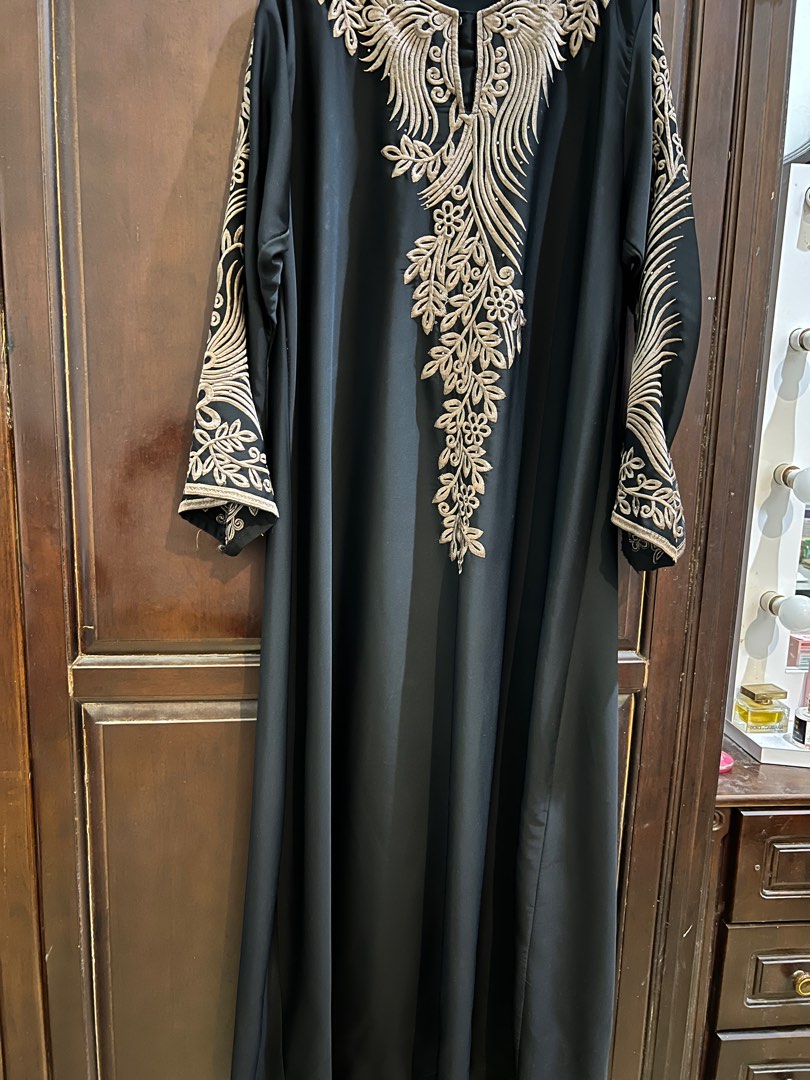 Abaya Madinah, Women's Fashion, Muslimah Fashion, Kaftans & Jubahs on ...