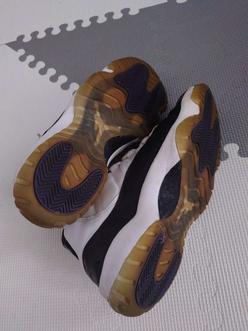 Air Jordan 11 - Concords (Category: Sneakers) located in Imus. Submitted by mark_zero8 (Listing ID 1244972258, Image 3). Description: Air Jordan 11 Concords Size 9 Issue: Old, yellowish sole and sole sep. Good for display/collection. Without box but with original shoe tree plastic inserts. Will include plastic shoe box (black) Price: 8,000Php.