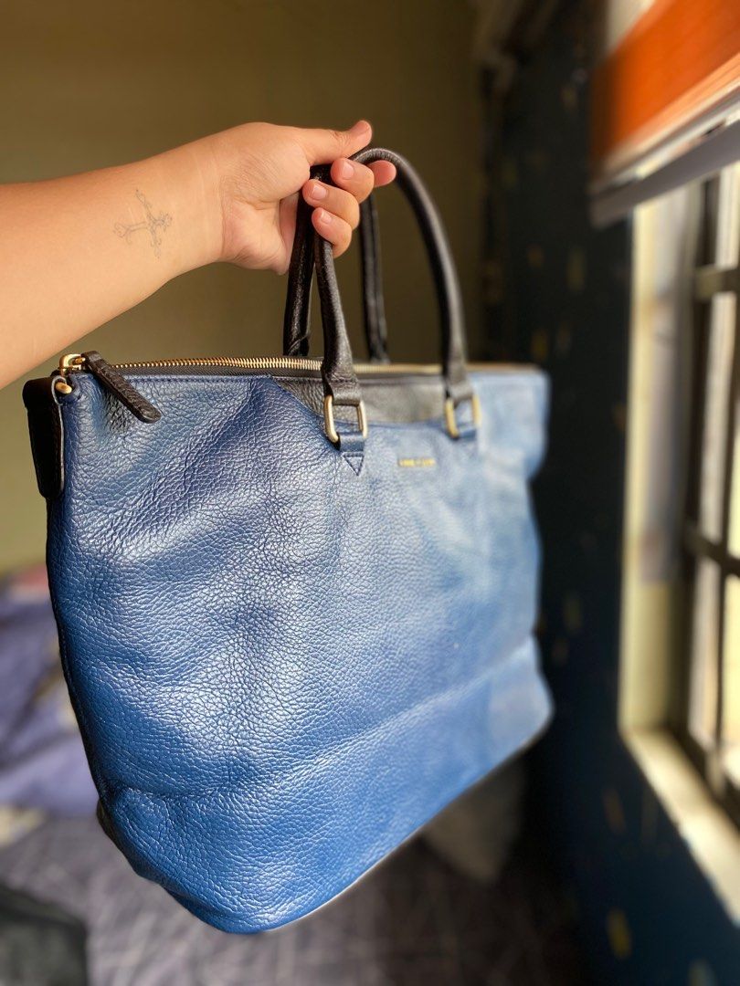 Authentic ANNE KLEIN Large with sling (Category: Luxury Bags & Wallets) located in Meycauayan. Submitted by thriftyhaven2023 (Listing ID 1245035123, Image 2). Description: Guaranteed authentic Large size With sling.